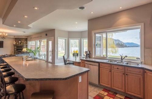 Okanagan-Similkameen House | Beautiful Lakefront Property! 8 Bedrooms and Breath taking view!