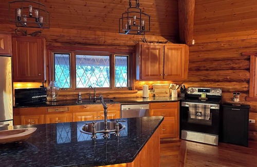 Edgewater Cabin | Beautiful Mountain Cabin Sleeps 14