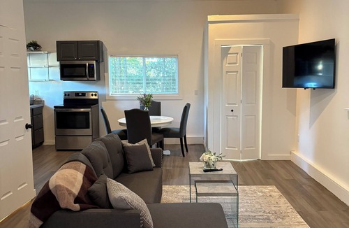 North Cowichan House | Beautiful private coach house near the ocean