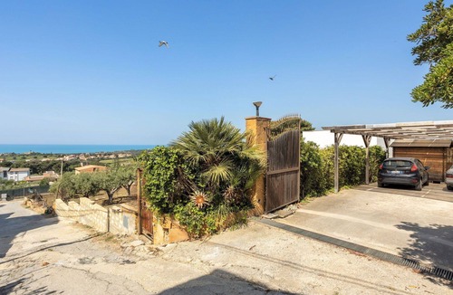 Agrigento Villa | Beautiful private villa for 6 people with hot tub, WIFI, A/C, TV, terrace and parking