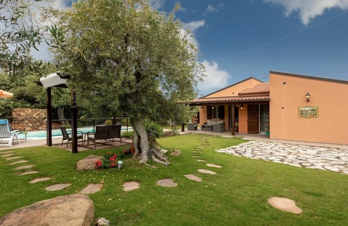 Cefalu Villa | Beautiful private villa for 6 people with A/C, WIFI, private pool, TV and patio