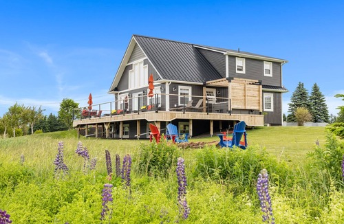 Bayview House | Beautiful seaside retreat close to Cavendish includes hot tub and pool table.