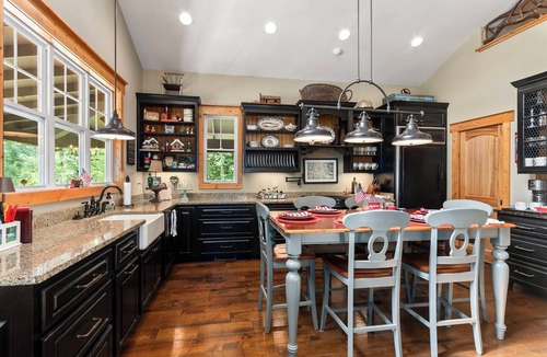 Murphy Ski Chalet | BEAUTIFUL SETTING - RIVER FRONT W/FIRE PIT!