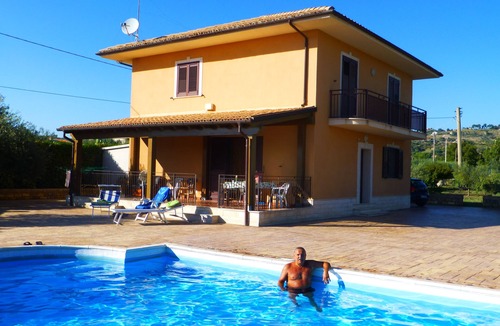 Racalmuto House | Beautiful Sicilian Villa with Private Pool & Aircon”