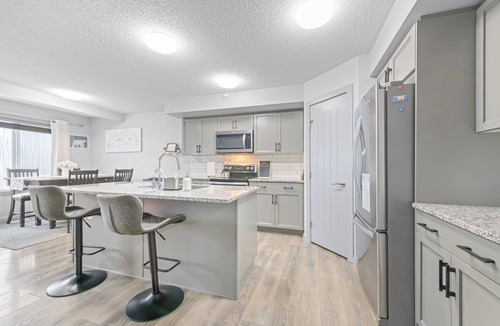 Southeast Edmonton House | Beautiful Suite/King Bed/Modern 3BR Home 2.5 bath/Meadow Edmonton/Fast WiFi