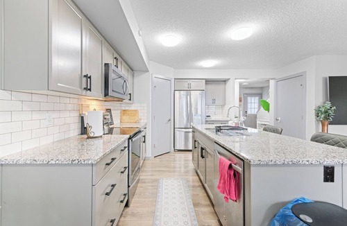 Southeast Edmonton House | Beautiful Suite/King Bed/Modern 3BR Home 2.5 bath/Meadow Edmonton/Fast WiFi