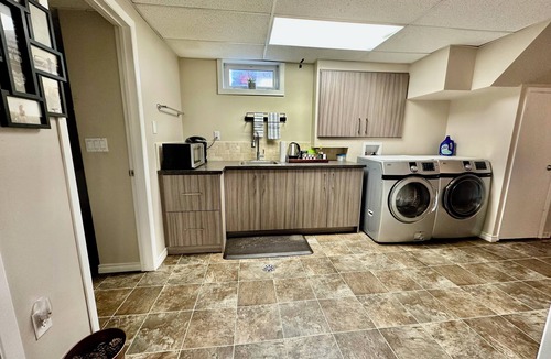 St. Albert House | Beautiful Suite with Fenced yard + in suite Kitchen and Laundry