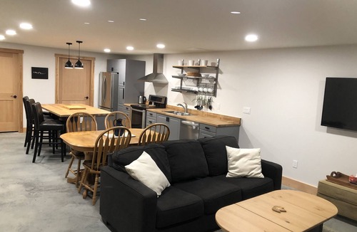 Blaeberry House | Beautiful Suite with Ski Resort & National Parks Nearby.