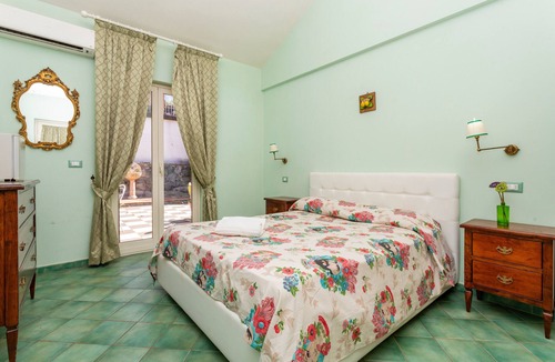 Calatabiano Bed & Breakfast | Bed and Breakfast 'Sole' with Sea View, Shared Pool and Wi-Fi