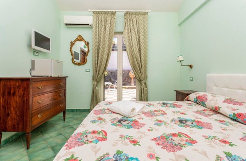 Calatabiano Bed & Breakfast | Bed and Breakfast 'Sole' with Sea View, Shared Pool and Wi-Fi