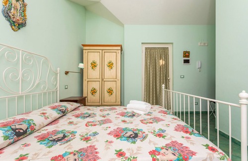 Calatabiano Bed & Breakfast | Bed and Breakfast 'Terra' with Sea View, Shared Pool and Wi-Fi