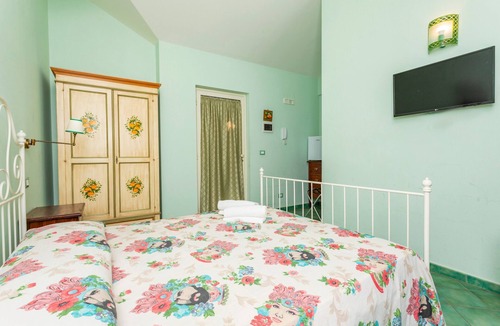Calatabiano Bed & Breakfast | Bed and Breakfast 'Terra' with Sea View, Shared Pool and Wi-Fi