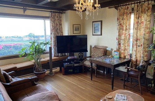 Fairfield Bed & Breakfast | Bed/Bathroom /Breakfast