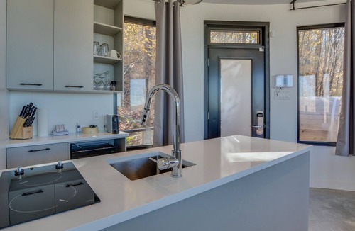 La Conception Cabin | Bel Air Tremblant ROUND LOFT : 1 LIT KING, JACUZZI ET SAUNA