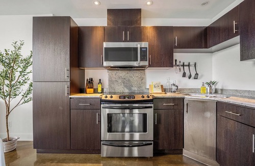 Beltline Apartment | Beltline Beauty 2BR w Parking , AC, near Stampede