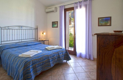 Macari House | Belvilla by OYO Pleasant holiday home with garden