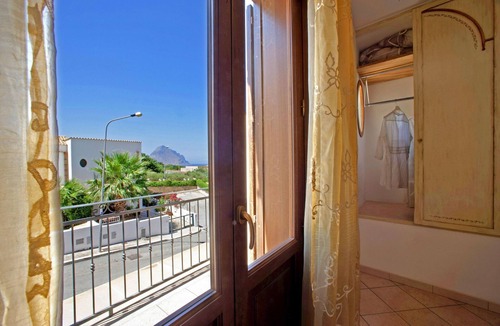 Macari House | Belvilla by OYO Beautiful holiday home with garden