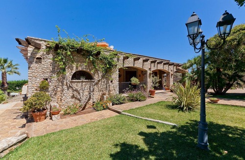 Cinisi Villa | Belvilla by OYO Carta Dieci