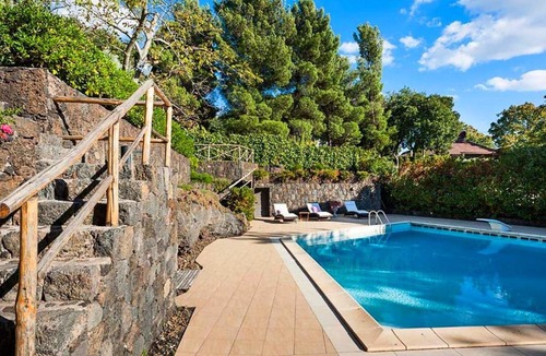Ragalna Villa | Belvilla by OYO Montefiore