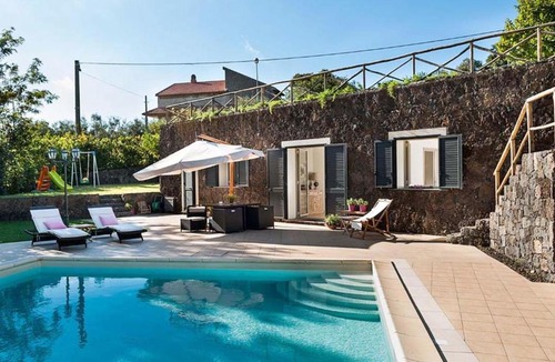 Ragalna Villa | Belvilla by OYO Montefiore