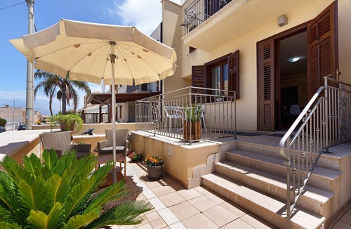 San Vito Lo Capo Apartment | Bike Holiday Home Apartment with Mountain View, Wi-Fi, and Air Conditioning