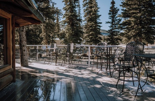Red Deer River Crossing Cabin | Birch Cabin: Mountain Escape | Sleeps 4 | No Cleaning Fees | Private Bathroom