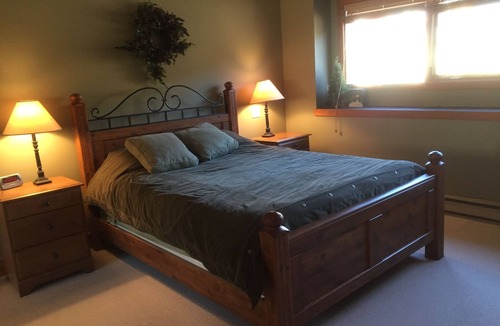 Big White Ski Resort Cabin | Blacksmith Lodge - Luxury Home - True Ski-In-Ski Out Access - Free Skiing