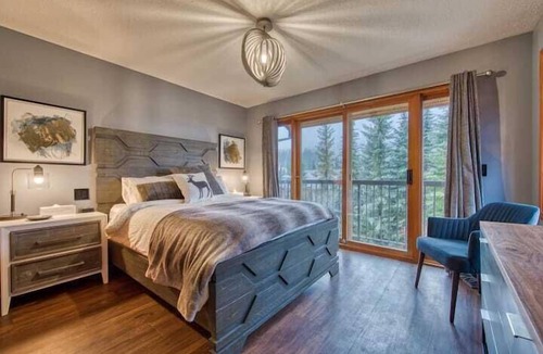 Sun Peaks House | Blacktail Lodge: Ski in/Ski out, walk to village