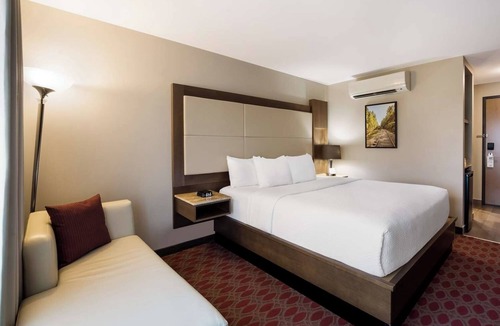 Calgary Hotel | Blissful Room with Indoor Swimming Pool, Near Airport – Ideal for Quick Access