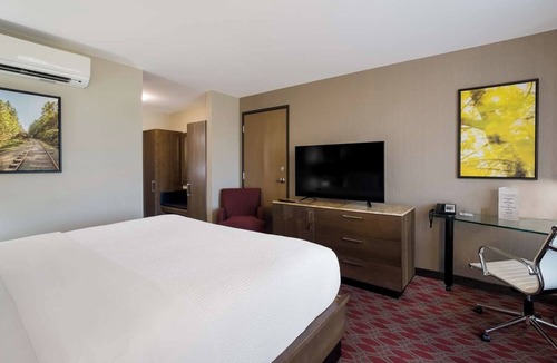 Calgary Hotel | Blissful Room with Indoor Swimming Pool, Near Airport – Ideal for Quick Access