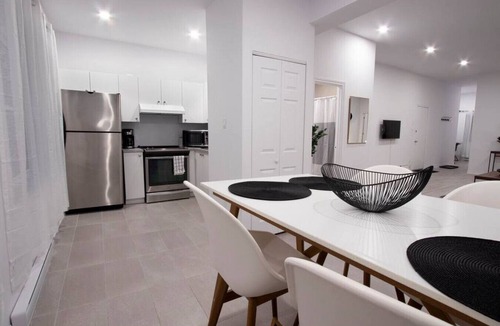 Milton Park Apartment | Blue&Gold/Plateau/St-Laurent/SelfCheck-In/AC/TV