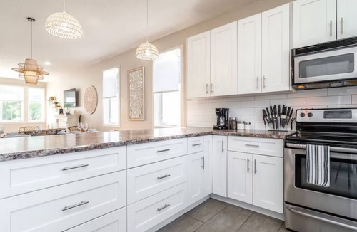 North Central Edmonton House | BoHo House-Sleeps 17-Garage-3 Kitchens-Fireplace