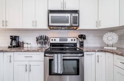 North Central Edmonton House | BoHo House-Sleeps 17-Garage-3 Kitchens-Fireplace
