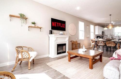 North Central Edmonton Apartment | BoHo House-Sleeps 17-Garage-3 Kitchens-Fireplace