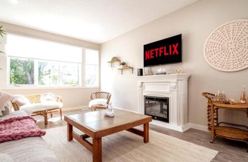 North Central Edmonton Apartment | BoHo House-Sleeps 17-Garage-3 Kitchens-Fireplace