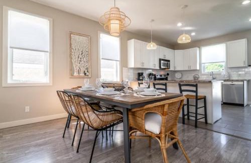 North Central Edmonton Apartment | BoHo House-Sleeps 17-Garage-3 Kitchens-Fireplace
