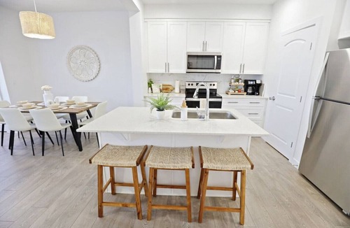 Northwest Edmonton House | BoHo Retreat with King Beds|A/C|Disney+|Near WEM