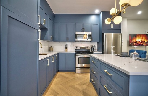 Sherbrooke Apartment | Boutique Studio, Spa Bath & Parking, Sleeps 2