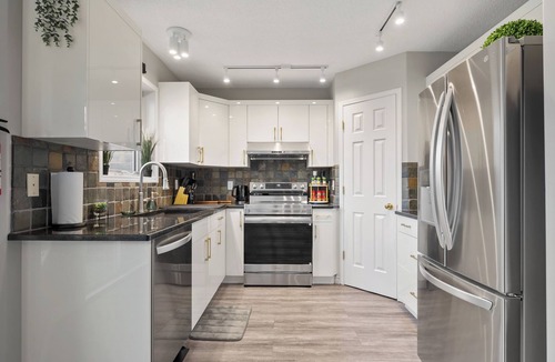 Sunnyside House | *Bow River Views* Spacious Downtown House (With Games Room)