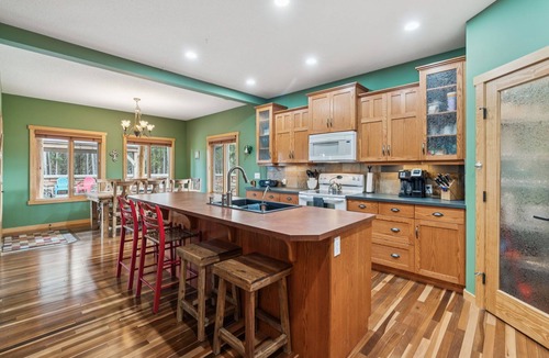 Bragg Creek House | Bragg Creek historic Cosy Cabin established in 1946