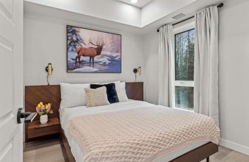 Dead Man's Flats House | Brand New 3BR Rockies Haven w/Balcony, Pool & Gym