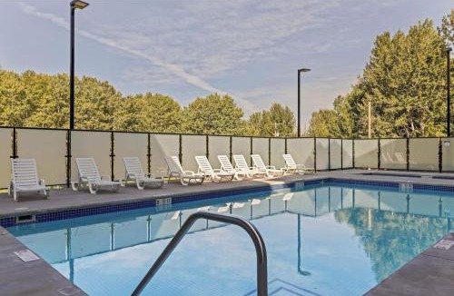 Dead Man's Flats House | Brand New 3BR Rockies Haven w/Balcony, Pool & Gym