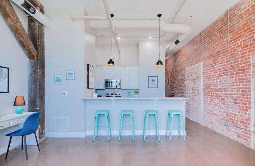 Newport News Apartment | Breakfast at Tiffanys Downtown Newport News
