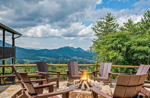 Smoky Mountains Cabin | Breathtaking Mountain Views, Propane Fire Pit, Minutes to Nat’l Park.