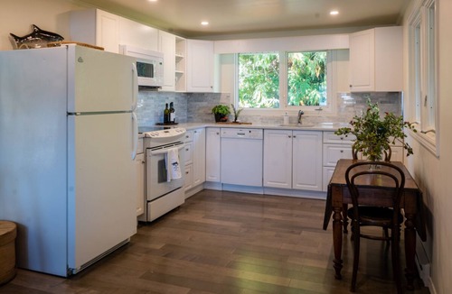 Sooke House | Bright 2 bedroom upper floor oceanfront retreat! Winter monthly rates