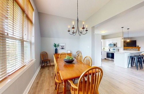 The Blue Mountains Condo | Bright 3BDR Condo Near Blue | Dog Friendly