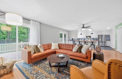 Blacksburg House | Bright 5BR Blacksburg Retreat Big Windows, Patio & Firepit Near VT