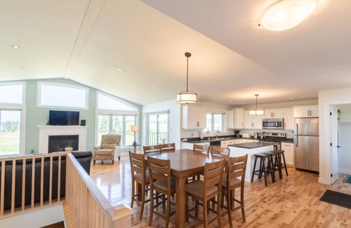 Stanley Bridge House | Bright and Airy Island Stay Near Golf and Cavendish Beach