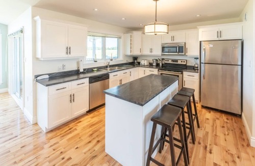 Stanley Bridge House | Bright and Airy Island Stay Near Golf and Cavendish Beach