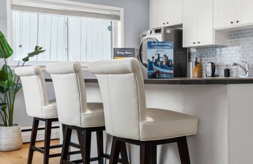 Ramsay Apartment | Bright and Open Coziness. 10 minutes to Stampede